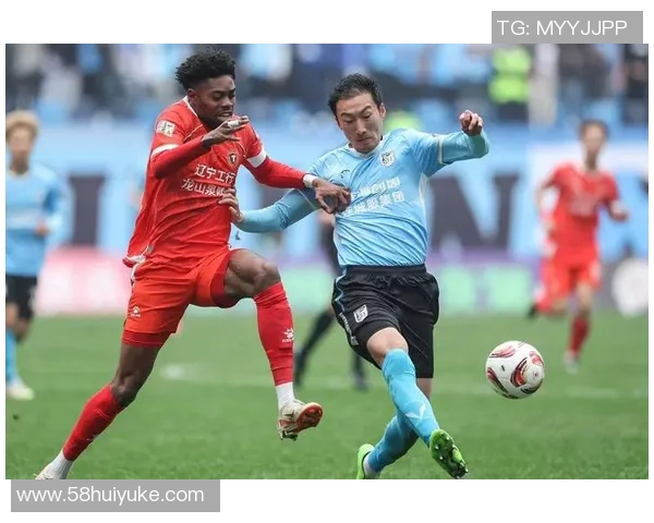 球迷机场偶遇足球巨星引发热烈追捧现场气氛高涨瞬间成热门话题 球迷机场偶遇足球巨星引发热烈追捧现场气氛高涨瞬间成热门话题