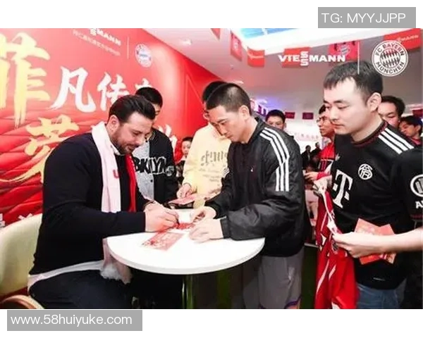 街头足球球星惊现市区 狂热球迷争相围观引爆热潮 街头足球球星惊现市区 狂热球迷争相围观引爆热潮