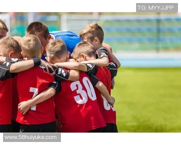 足球球星在赛场鼓掌庆祝瞬间展现激情与团队精神的完美融合 足球球星在赛场鼓掌庆祝瞬间展现激情与团队精神的完美融合